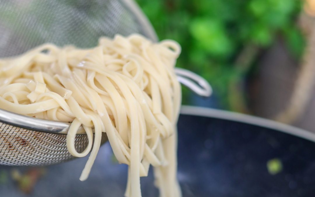 Ajoutons de la vie à la vie, les mains dans les spaghettis